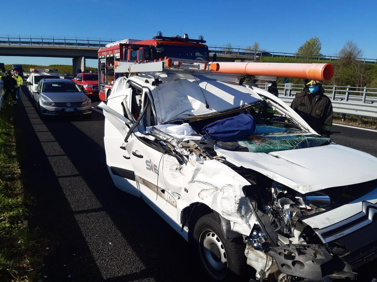 Copertina per Tragedia sull'autostrada A23, muore un 21enne di Ronchi dei Legionari